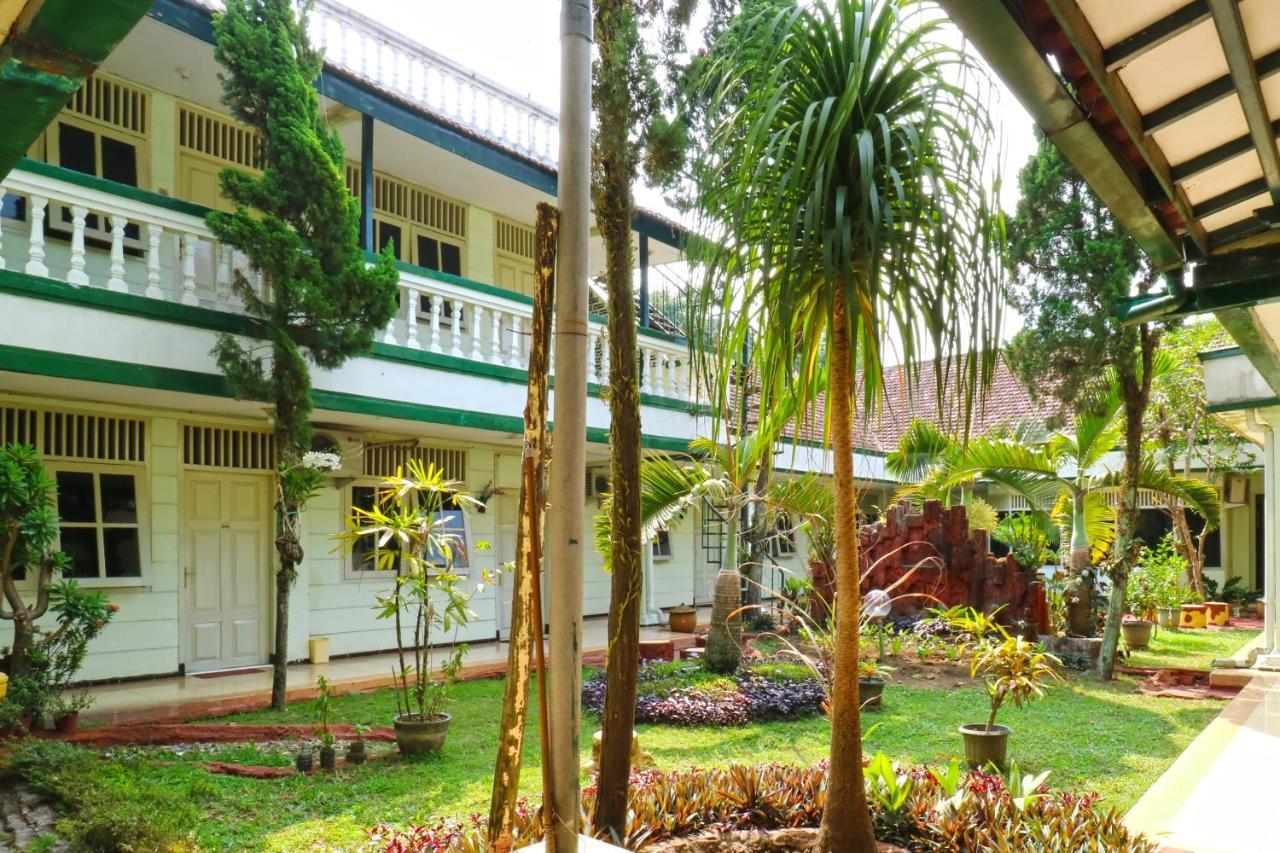 Hotel Camelia Malang Ngoại thất bức ảnh
