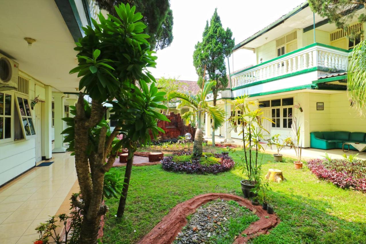 Hotel Camelia Malang Ngoại thất bức ảnh